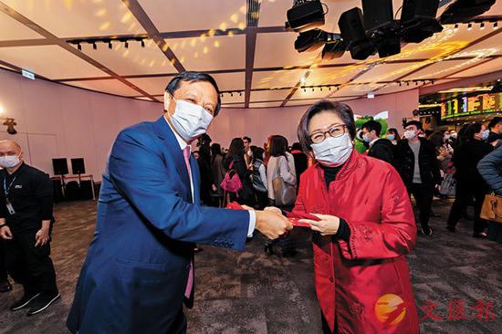 閉門,派利,李小加,港交所,口罩,開市 港交所閉門開市儀式閉門進行 李小加戴口罩派利是