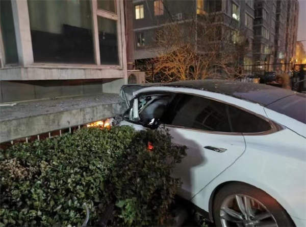 Model,撞樓,特斯拉,失控,車主,事故 北京一特斯拉Model S發生撞樓事故 車主稱突然失控