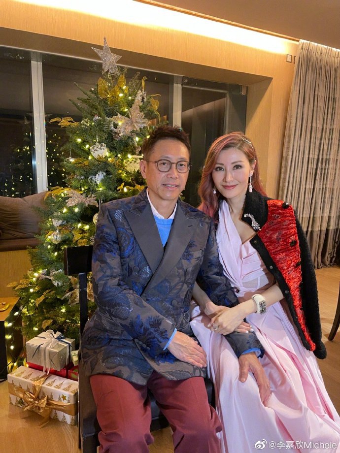 自拍,李嘉欣,圣誕樹,粉色,合影,老公 李嘉欣粉色頭發(fā)懟臉自拍狀態(tài)好 和老公圣誕樹前合影笑容甜