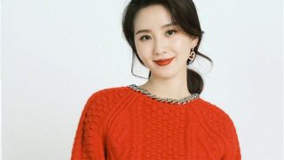 劉詩,對鏡,2021,比心,紅毛,喜迎 劉詩詩新年紅毛衣裙好喜氣 對鏡比心甜笑喜迎2021