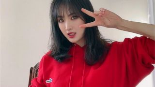 自拍,任正非,穿紅衛衣,比心露,對鏡,安娜 任正非小女兒姚安娜曬新年自拍 穿紅衛衣對鏡比心露甜笑