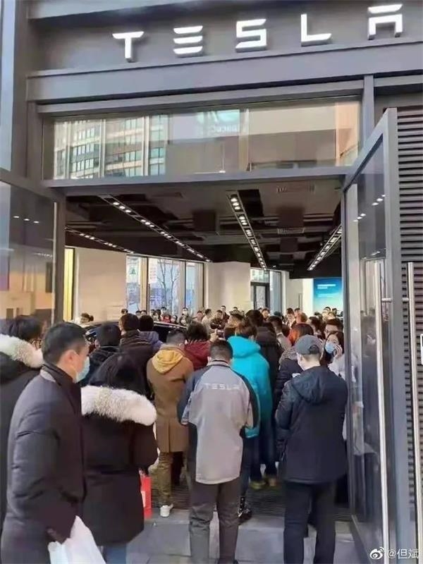 官網,蔚來,狂降,16,特斯拉,搶購 官網崩了、門店擠爆！特斯拉狂降16萬 引發瘋狂搶購潮！蔚來成第一個受害者？