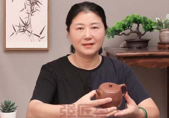 劉建芳,強(qiáng)匠,求索,流芳,篤定,紫砂壺 “強(qiáng)匠薈”紫砂壺名家劉建芳：心懷篤定壺道求索 潛心創(chuàng)作千載流芳