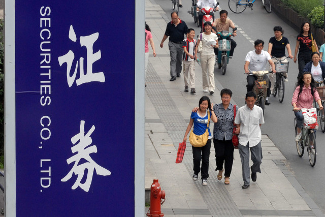 過萬,1.34,有何,凈增,從業(yè)者,從業(yè) 證券從業(yè)者數(shù)量有何變化？去年凈增1.34萬人 6家券商從業(yè)人數(shù)過萬
