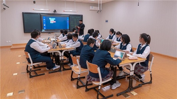 人工智能教育 擁抱信息時代 打造高質(zhì)量人工智能教育 ——河北省保定市人工智能教育探索之路