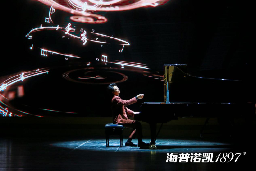 王源 答案 求知成長之路 王源“答案奇遇夜”現(xiàn)場首唱新歌，《答案》詮釋求知成長之路 