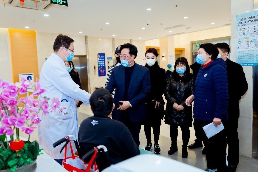 劉漢文 公益班車 燕雨軒酒業 慈心為人，善舉濟世｜劉漢文董事長參加“公益班車”暖心慰問活動