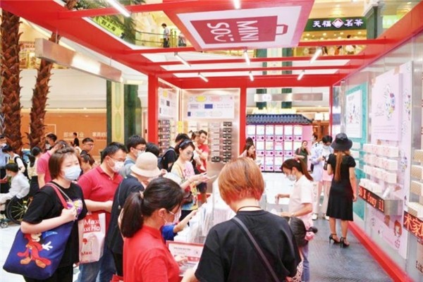 名創優品 名創優品首推藝術家聯名款口罩，打造單品類“店+展”模式