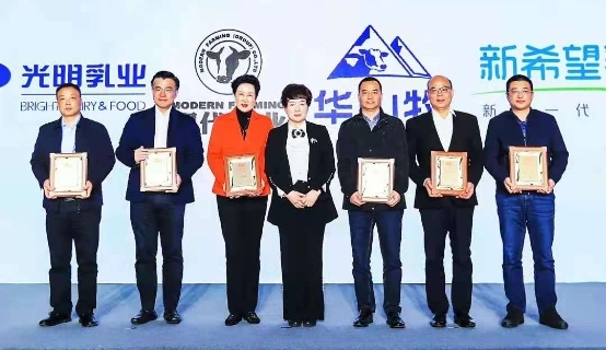 現代牧業 金獎 現代牧業連續8年獲得世界金獎，創立16年屢獲高度認可！