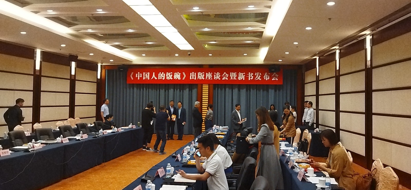 中國人的飯碗 獻(xiàn)禮建黨100周年 《中國人的飯碗》圖書出版發(fā)行