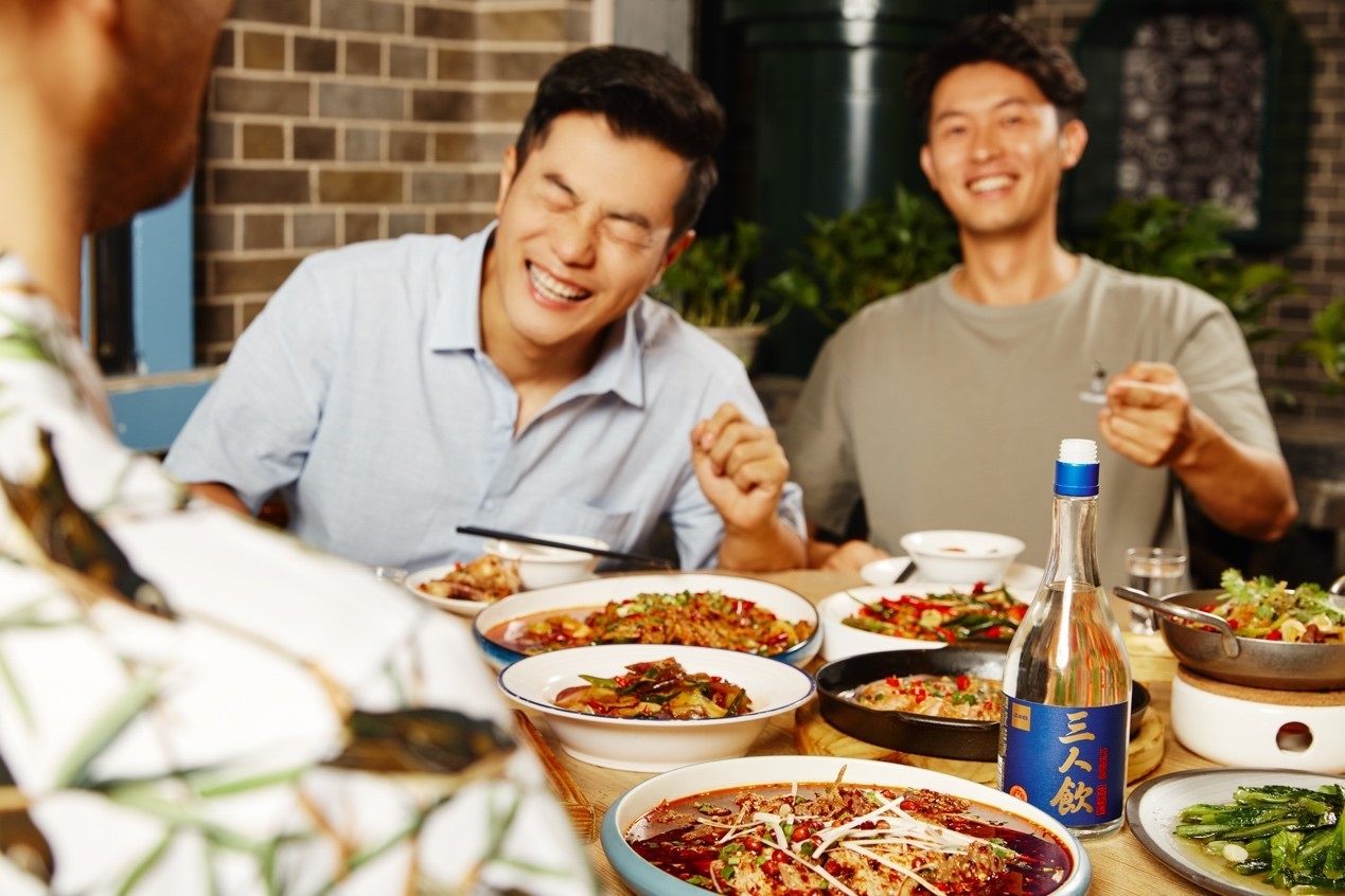 江小白 更適合兄弟小聚的酒？輕松口糧酒江小白三人飲憑什么