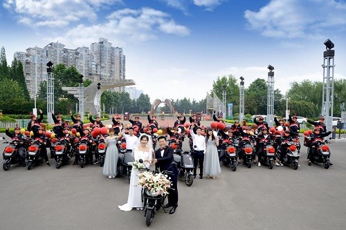 騎手車隊(duì) 騎手專屬浪漫婚禮：騎手車隊(duì)來接親