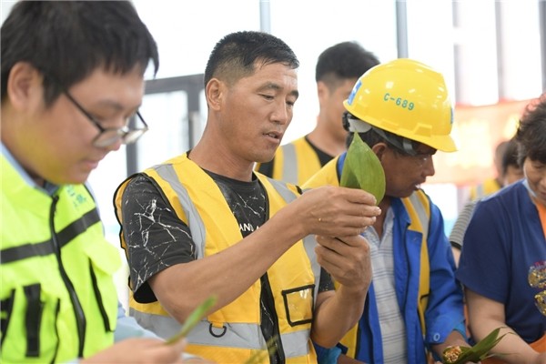 中建八局 中建八局：臨港新片區建設者小鎮開展“一枝一葉粽關情” 端午活動