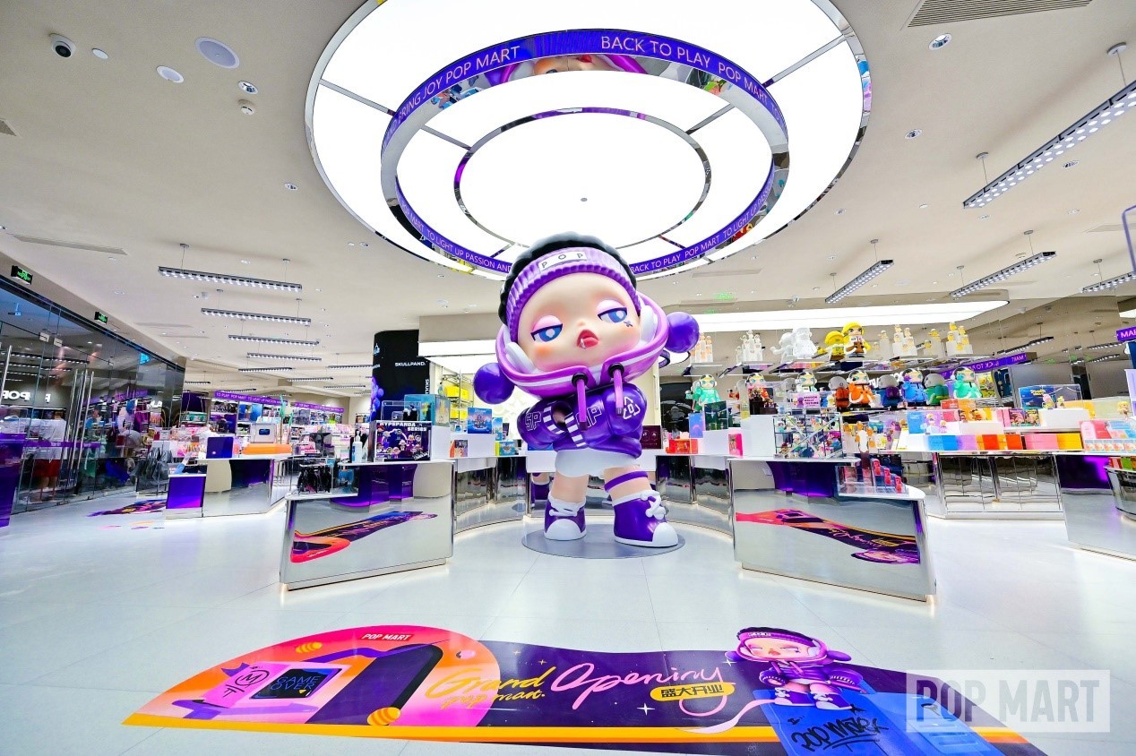 泡泡瑪特 ?全國首家SKULLPANDA主題店開業，3米高紫酷酷現身成都IFS