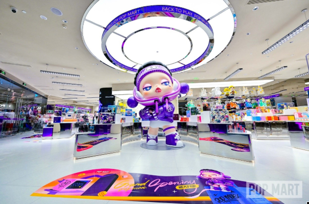 泡泡瑪特 全國首家SKULLPANDA主題店開業(yè),3米高紫酷酷現(xiàn)身成都IFS