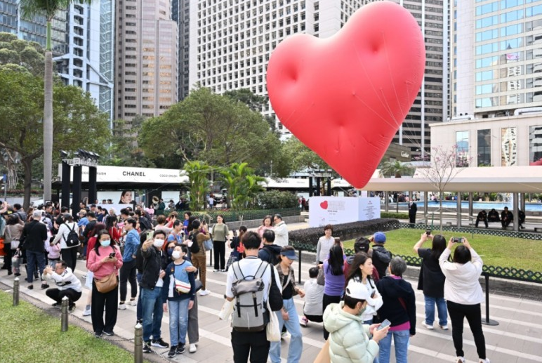 香港，文藝大都會 香港文藝大都會新亮點：“胖胖心”巨型紅心設計裝置展出，傳遞愛與正能量